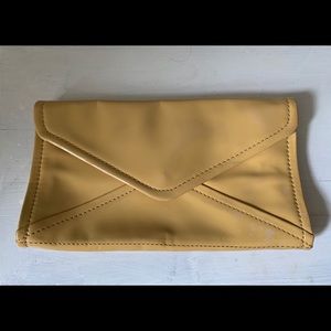 GAP envelope clutch